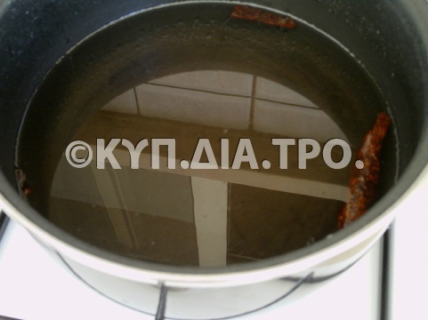 Το σιρόπι ετοιμάζεται νωρίς, για να προστεθεί στο κατεϊφι μόλις ψηθεί. <br/> Πηγή: Χρυσήλια Φιλιαστίδη. 